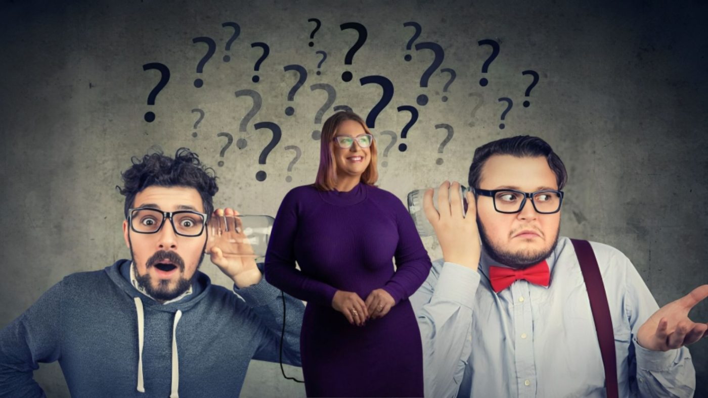 Cena com três pessoas simbolizando comunicação e escuta ativa, com uma mulher central sorridente e dois homens segurando copos ao ouvido, cercados por pontos de interrogação.
