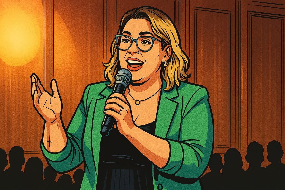 Ilustração em estilo HQ de uma mulher palestrante loira com óculos, vestindo blazer verde e vestido preto, falando com entusiasmo ao microfone em um palco com fundo amadeirado e plateia em silhueta.