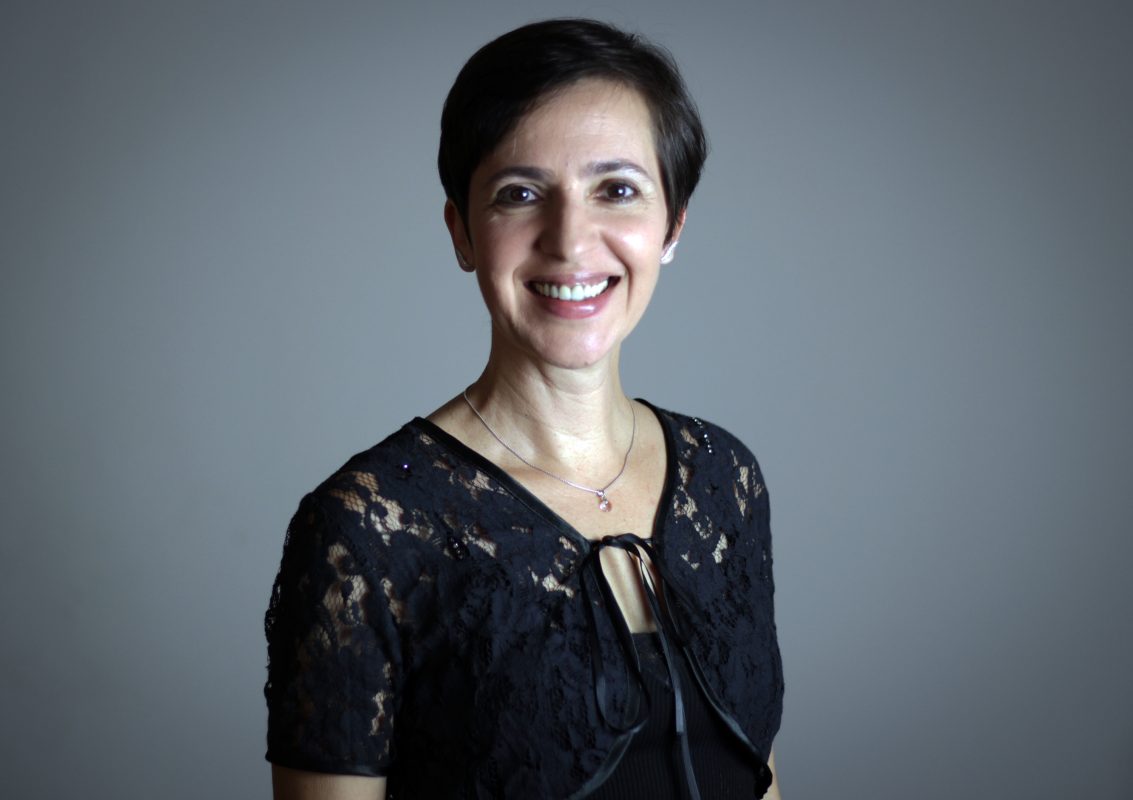 artigo sobre nova nr1, palestrante Izabella Ceccato sorrindo