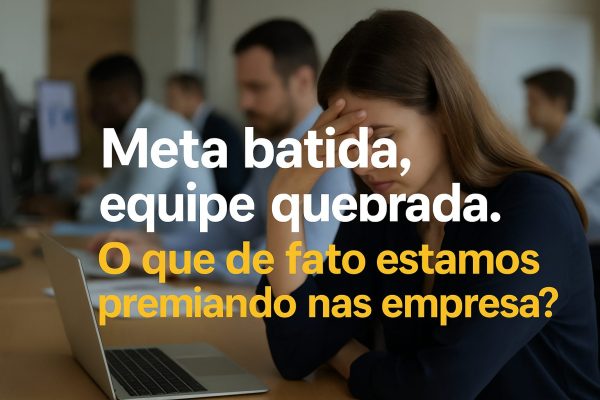 Imagem de uma mulher com expressão cansada e mão na testa, sentada em um escritório aberto com outras pessoas ao fundo. Sobreposto à imagem, o texto: "Meta batida, equipe quebrada. O que de fato estamos premiando nas empresas?"