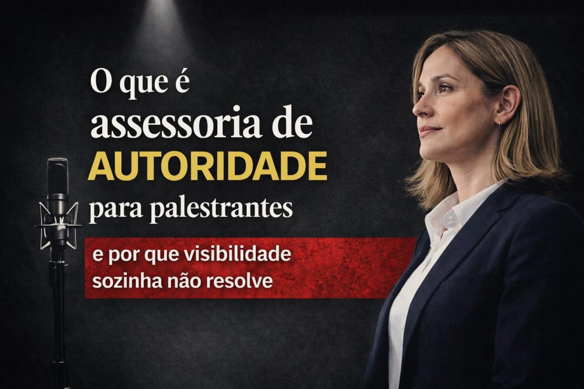 Mulher palestrante em ambiente escuro e profissional, ao lado de um microfone iluminado, com o título “O que é assessoria de autoridade para palestrantes e por que visibilidade sozinha não resolve”, representando posicionamento estratégico e autoridade no mercado corporativo.